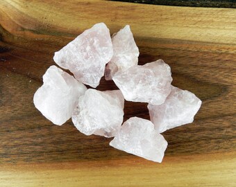 Conjunto de 7 chips de cuarzo rosa crudo: cristales de tamaño mediano, origen brasileño