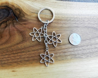 Llavero de átomo: regalo plateado para estudiantes de ciencias