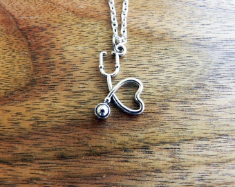 Collar con estetoscopio: regalo médico de plata