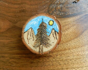 Imán para nevera de camping hecho a mano, pirograbado: Escena de la naturaleza pintada