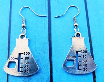 Pendientes colgantes con forma de vaso medidor: regalo novedoso para el laboratorio de ciencias.