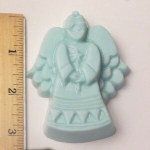 Könnte beinhalten: Eine hellblaue Engelsfigur mit einem Stern in der Hand. Der Engel ist etwa 5 cm groß.