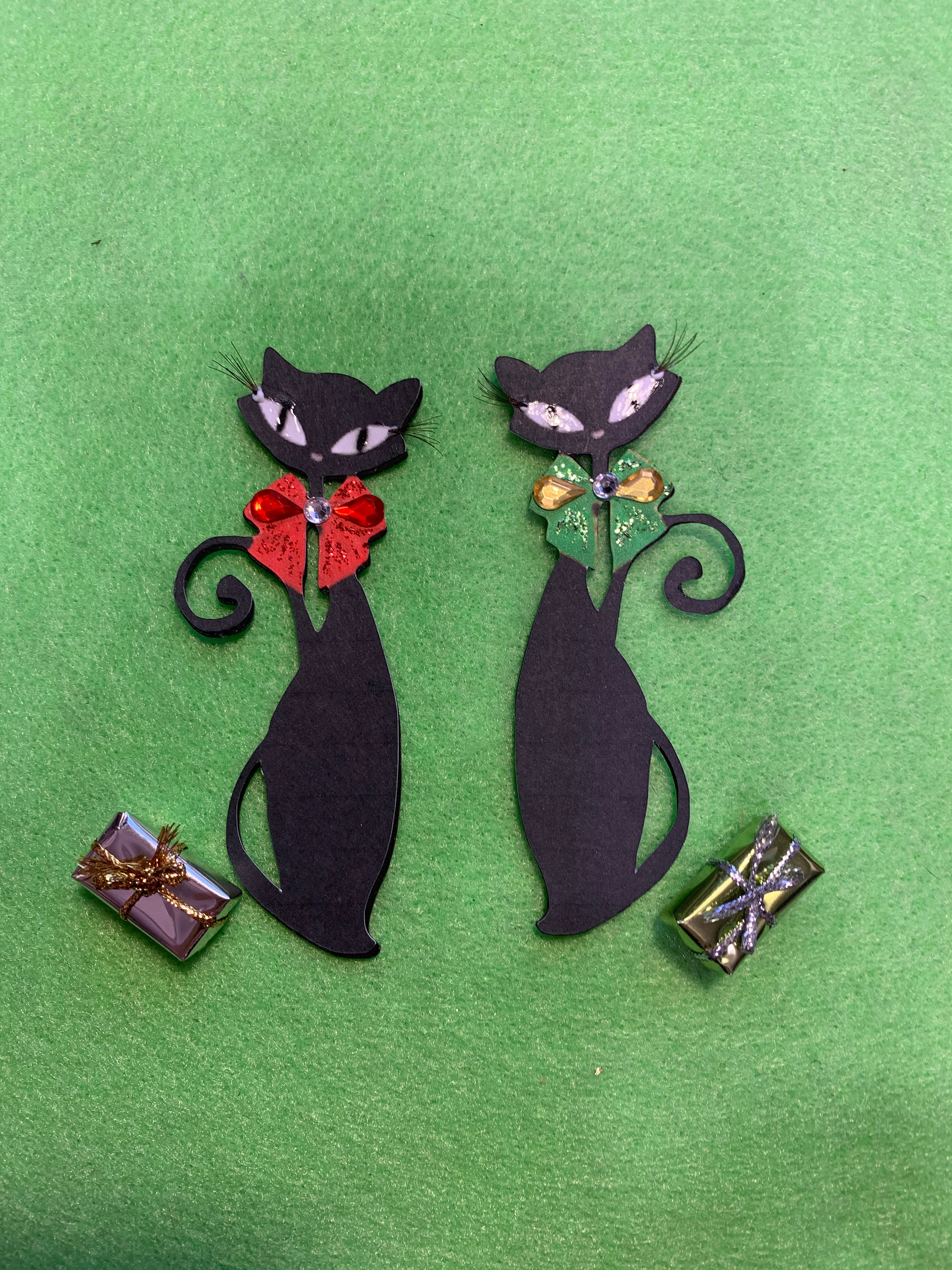 Vintage 50er Schwarze Katzen Weihnachten Old Fashion Rot Grün Schleife Echte Wimpern Edelsteine Verzierungen Kätzchen Scrapbooking DarlingArtByValeri