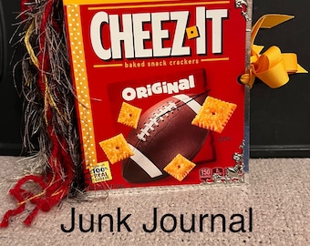 Käse-Recycled Fußball Junk Journal Handmade Hardcover Metallecken Abnehmbare Quaste Ephemera 4 Signaturen DarlingArtbyValeri Collage