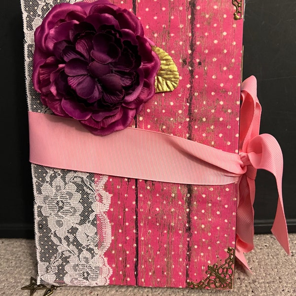 Carnet de bord chic et vintage fait main Couverture rigide Fleur de soie Ruban rose gros grain Dentelle Éphémère 3 signatures Charms DarlingArtbyValeri