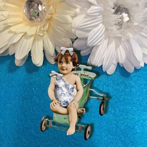 ビクトリア朝の赤毛の女の赤ちゃん ヴィンテージの子供用車 チップボードの装飾 DarlingArtByValeri スクラップブッキング アルバム カード ヴィンテージ 赤ちゃん 幼児