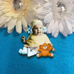 Bébé victorien Jaune Bleu robe bonnet Aggloméré Teddy bear Ephemera Scrapbooking Carte vintage bébés nourrissons DarlingArtByValeri
