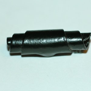 Pode incluir: Uma banda de borracha preta enrolada.