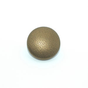 Bouton en cuir bronze. Bouton recouvert de cuir bronze avec dos à tige.