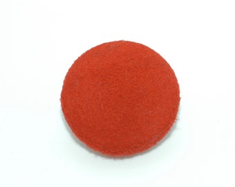 Botón cubierto de gamuza roja