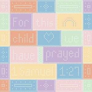 Könnte beinhalten: Ein farbenfroher Patchwork-Deckenstoff mit einem Farbschema aus Hellblau, Rosa, Gelb und Grün. Der Deckenstoff hat einen weißen gepunkteten Rand und zeigt den Text "For this child we have prayed 1 Samuel 1:27".