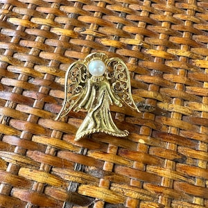 Beautiful Vintage  gold tone angel with pearl head and  Halo  brooch