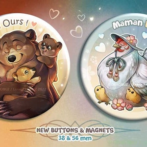 Op de afbeelding: Twee ronde knoppen met kleurrijke illustraties. De eerste knop toont een bruine beer met drie jongen, met de tekst "Papa Ours!" De tweede knop toont een witte hen met drie kuikens, met de tekst "Maman Poule!" Beide knoppen zijn 38 en 56 mm.