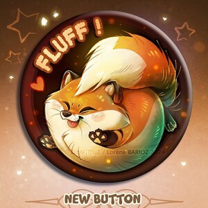 Peut inclure: Un bouton rond avec une illustration de renard de dessin animé. Le renard a une fourrure orange et blanche et sourit. Le bouton porte l'inscription "FLUFF!" au-dessus du renard et "NEW BUTTON & MAGNET" en dessous. Le bord est marron.