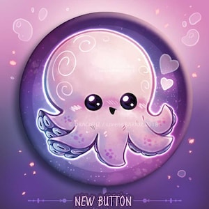 Peut inclure: Un bouton violet et rose avec un dessin animé d'une pieuvre aux grands yeux et un sourire. La pieuvre est entourée d'un fond de galaxie avec des étoiles et des cœurs. Le texte "NEW BUTTON & MAGNET" est imprimé sous la pieuvre.