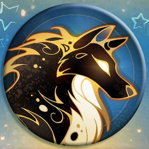 Puede incluir: Un botón o imán redondo con un diseño de lobo estilizado en negro, dorado y blanco, sobre un fondo azul con estrellas. El texto "NEW BUTTON & MAGNET" se muestra debajo. Diseño de DRAGIBUZ / Lorène BARIOZ 2026.