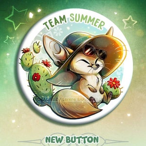 Peut inclure: Un bouton rond avec un renard fennec de dessin animé portant des lunettes de soleil et un chapeau de soleil. Le renard est assis à côté d'un cactus avec des fleurs rouges. Le bouton porte le texte "TEAM SUMMER" en haut et "NEW BUTTON & MAGNET" en bas.