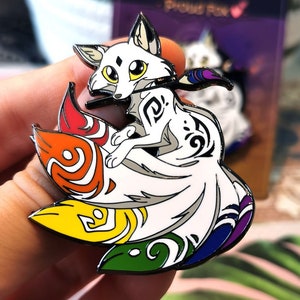Peut inclure: Un renard blanc avec une queue arc-en-ciel. Le renard a un nez noir, des yeux jaunes et un corps blanc avec des marques noires. La queue est enroulée derrière le renard. Le renard est un renard fier.