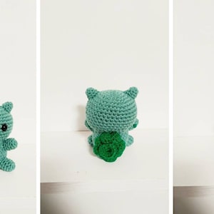 K&ouml;nnte beinhalten: Ein geh&auml;keltes Bulbasaur-Pl&uuml;schtier in Gr&uuml;n und Hellgr&uuml;n. Das Spielzeug steht auf einer wei&szlig;en Oberfl&auml;che.