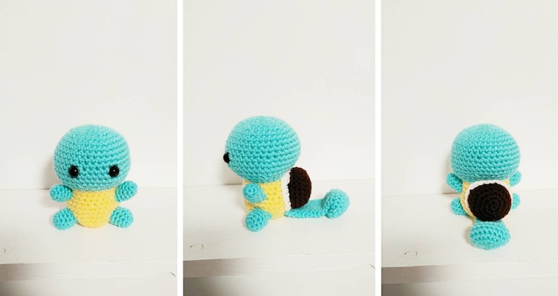 K&ouml;nnte beinhalten: Ein geh&auml;keltes Squirtle Pl&uuml;schtier in Blau, Gelb und Braun. Das Spielzeug sitzt auf einer wei&szlig;en Oberfl&auml;che.
