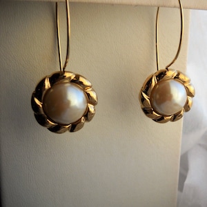1980s Italian hoop earrings. Pearl on flower gold plated brass. Italian design