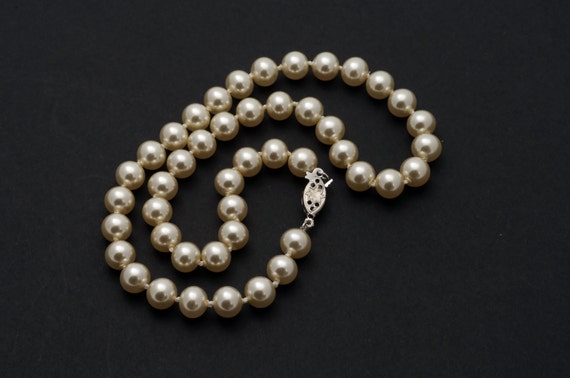 MAJORICA PEARL NECKLACE SILVER CLASP ORIGINAL PRESENTATION CASE. Jewellery  & Gemstones - Necklace - Auctionet