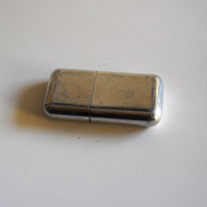 Early 30s French lighter manufactured between 1935/40. Working. Parallelepiped shape with rounded edges in aluminum silver tone
