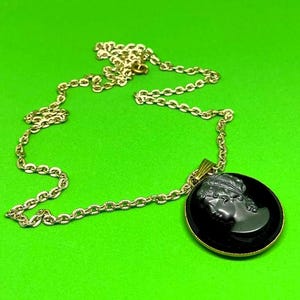Collar Victoriano Lady Cameo de la década de 1960;  Colgante Cameo negro/gris con base chapada en oro; cadena de aluminio chapada en oro