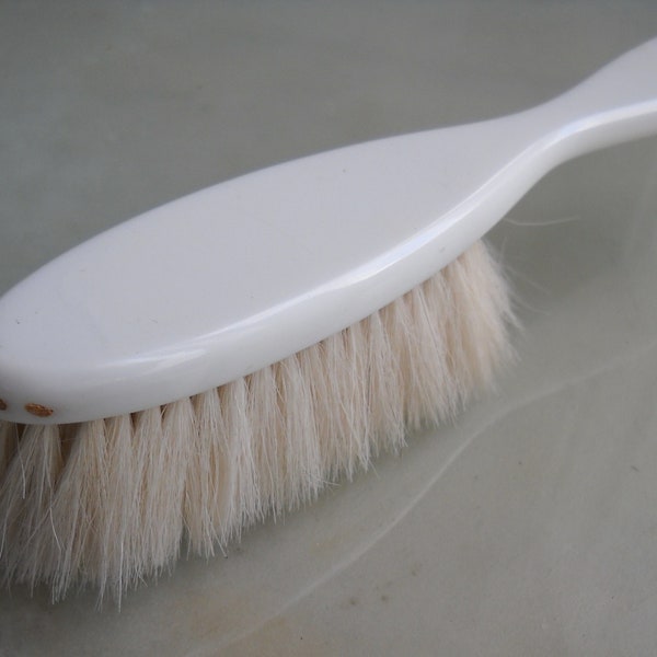 60's French Vintage Brush. It is handmade and its head composed of 5 rows, in long and soft goat hair. Handle in painted wood.