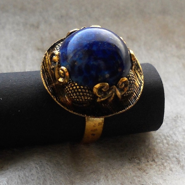 Bague Français réglable du début des années 60. La structure et le travail baroque sont en laiton poli avec lapis-lazuli ou pierre noire. Fabriqué en France