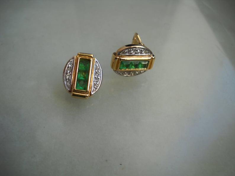 Single specimen Oval shape in brass golp plated with crystals and in rectangular central part Green rhinstones 80/'s Austrian Earrings