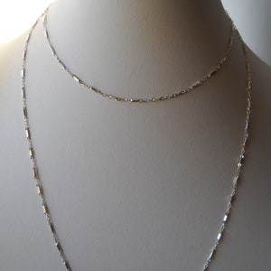 Deutsche Kettenhalskette aus den frühen 80er Jahren. Eine gelötete, versilberte Messing-Gliederkette, 89 cm.