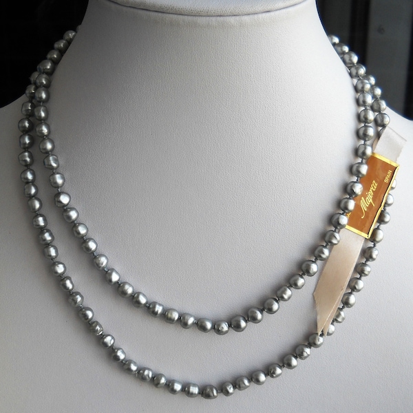 Collar de Perlas de Mallorca de los años 70 Barroco en color Gris. Largo 90 cm/35 pulgadas y tamaño de perla 0,6 cm/0,24 pulgadas, sin cierre ni nudos entre cada perla.