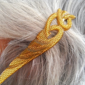 Early 1950s Vintage French Barrette in bakelite gold resembling a Little Venetian Mask. Entirely handmade in France. Single Specimen