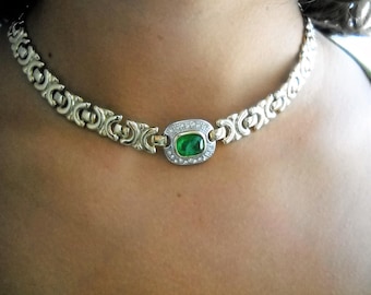 Conjunto de joyería austriaca de los años 80; Collar, Pendientes y Pulsera. Pedrería de jade y cristal. Estilo moderno. Un solo ejemplar.