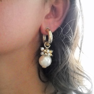 Early 90s Italian hoop earrings &quot;Fraboso&quot;. Stud hoop gold plated where it&#39;s inserted a white pearl with two pearl wreaths in pearl