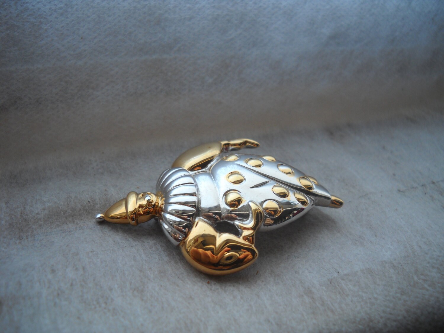Broche Vintage Fantaisie Pierrot - Les Jambes Bougent - Métal Blanc, Doré Et Noir - Bon État Général