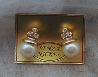 Late 80's Pearl earrings with embedded rhinestones; italian gold plated. Stud Earrings. Italien Design. Made in Italy