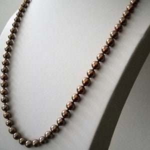 70&#39;s Pearl Necklace, Brown Bronze Pearl; length 70cm/28in and pearl size 0.9cm/0.35in, with an Italian clasp and knots between each pearl.