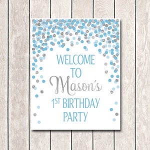 Blu e argento 1 ° compleanno segno di benvenuto stampabile Ragazzo compleanno benvenuto stampa Baby blu e grigio poster di benvenuto 1 ° compleanno decorazioni