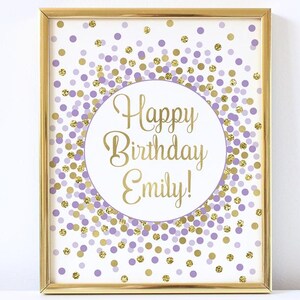 Könnte beinhalten: Ein gerahmter Druck mit goldenem Rahmen zeigt einen weißen Hintergrund mit goldenen und lila Konfetti. Der Text "Happy Birthday Emily!" steht in goldener Schrift in einem weißen Kreis, ideal für eine Geburtstagsfeier.