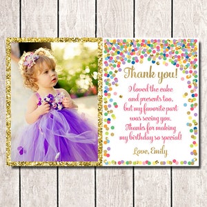 Cartes personnalisées de remerciement avec l'anniversaire de fille d'image merci des notes imprimables de confettis d'arc-en-ciel