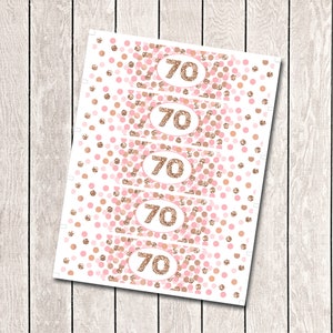 Op de afbeelding: Vijf bedrukbare labels met een roze en gouden stippenpatroon. Elk label heeft een gouden glittergetal "70" in een cirkel.