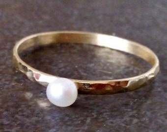 Anello con perla d'acqua dolce: anello martellato riempito in oro 14k