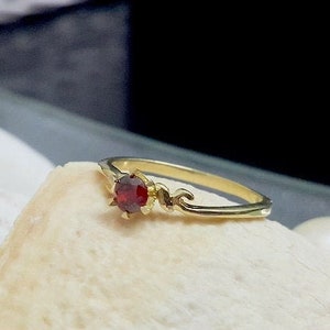 Anillo de granate relleno de oro de 14 k: piedra de nacimiento de enero, banda fina
