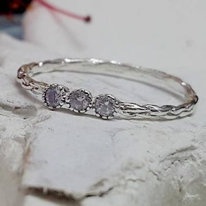 Anillo de plata de ley con cristal de lavanda: anillo minimalista apilable