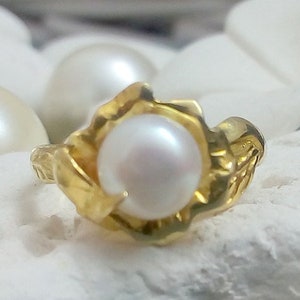 Pearl ring, white pearl ring, natural pearl ring, gold ring, flower ring, delicate ring, wedding jewelry