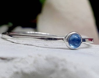 Winziger Aquamarin-Sterlingsilberring: Dünnes Band, März Geburtsstein