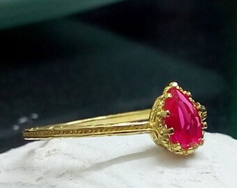 Anillo de rubí con forma de pera: anillo apilable en forma de lágrima relleno de oro de 14 k