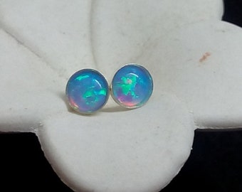 Pendientes de ópalo cultivado en laboratorio en plata de ley: piedra de nacimiento de octubre